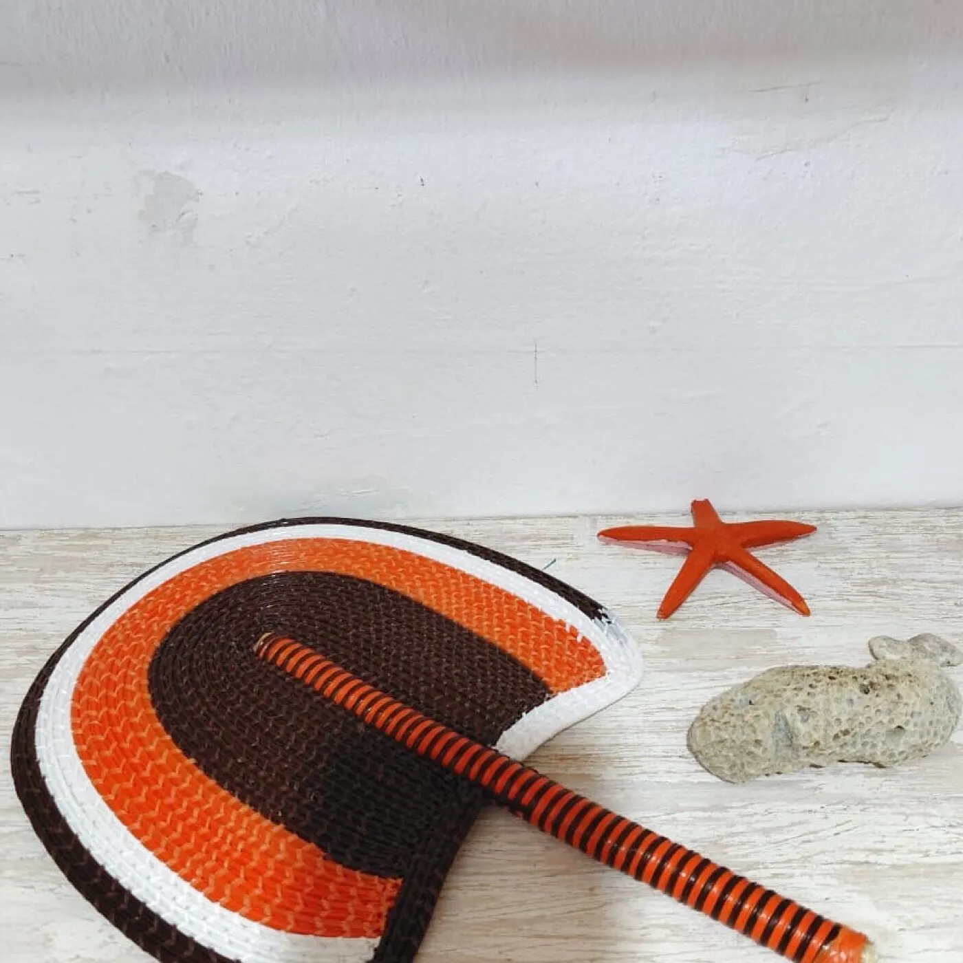 Éventail de Sac Rigide Tressé – Marron &amp; Orange
